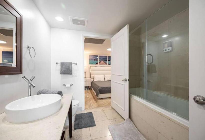 1 Bedroom Apartment Lake View, Icon & W Hotel / Waterfront / 20th Floor / Top Spa