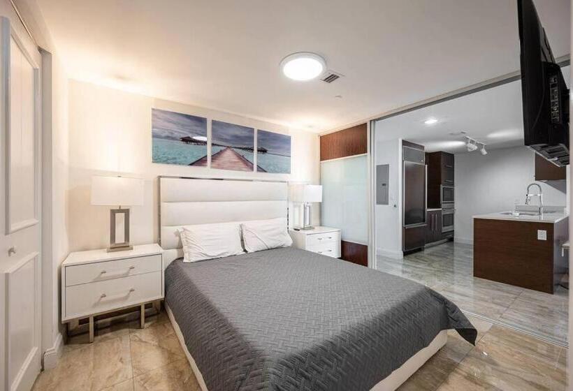 1 Bedroom Apartment Lake View, Icon & W Hotel / Waterfront / 20th Floor / Top Spa