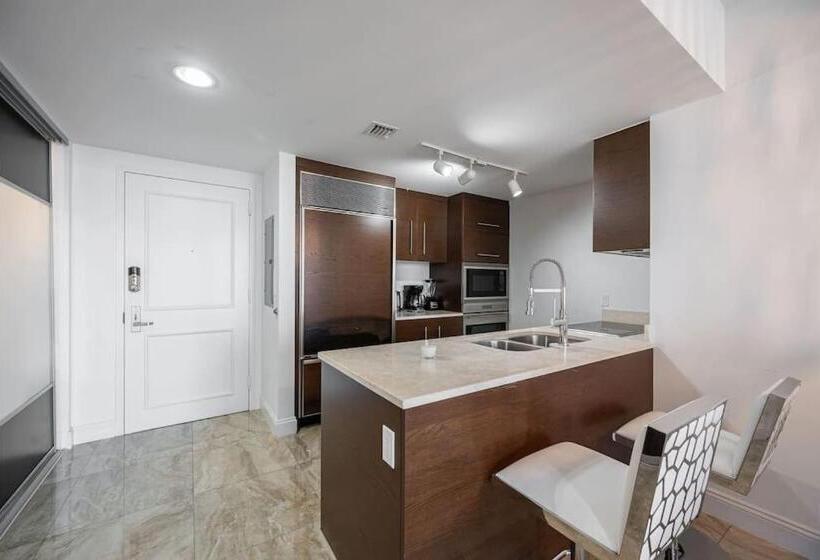 1 Bedroom Apartment Lake View, Icon & W Hotel / Waterfront / 20th Floor / Top Spa