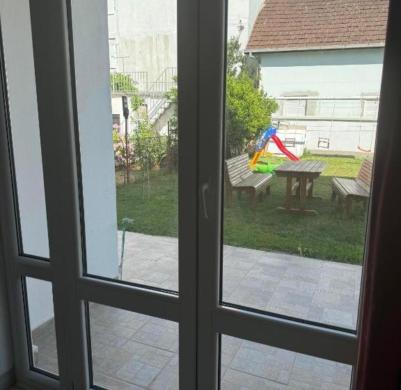 اتاق خانوادگی با چشم‌انداز باغ, Apartmani Hadžić