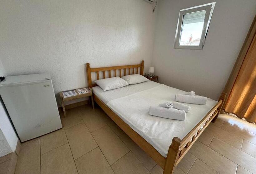 اتاق استاندارد سه تخته با چشمانداز استخر, Apartmani Hadžić