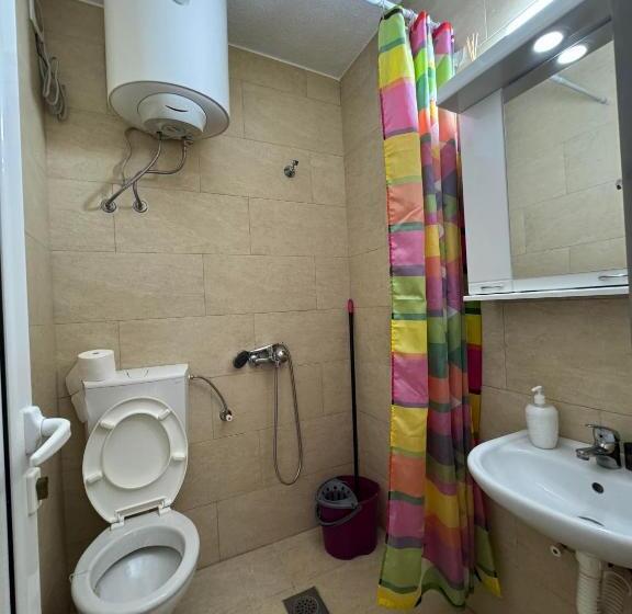 اتاق استاندارد چهارنفره با چشمانداز باغ, Apartmani Hadžić