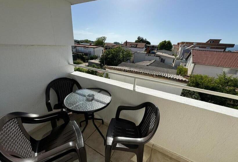 اتاق استاندارد سه تخته با بالکن, Apartmani Hadžić