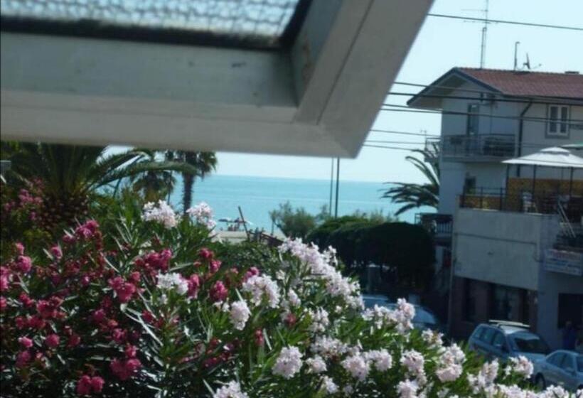 غرفة ديلوكس مطلّة علي البحر, La Dimora Di Lola Affittacamere