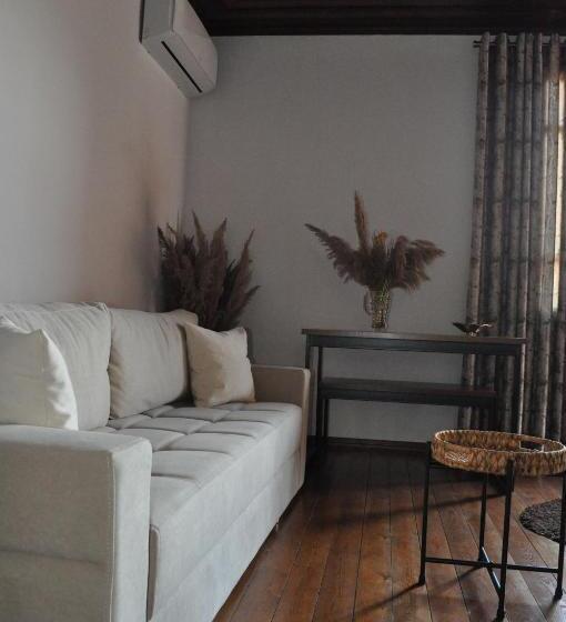 اتاق استاندارد چهارنفره با بالکن, Timber Guest House