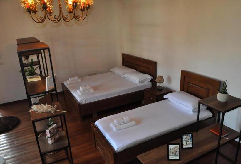 اتاق استاندارد چهارنفره با بالکن, Timber Guest House