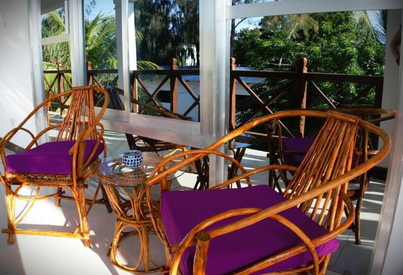 اتاق لوکس با چشم‌انداز دریا, Cocolala Beach House