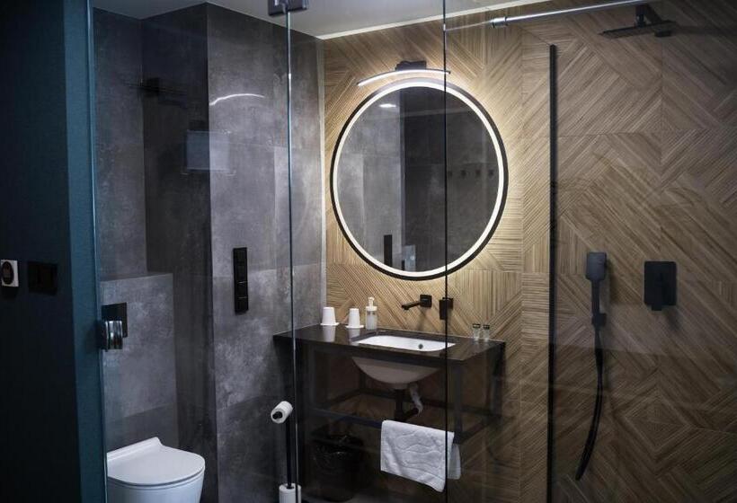 חדר סטנדרט לארבעה, Bulvar