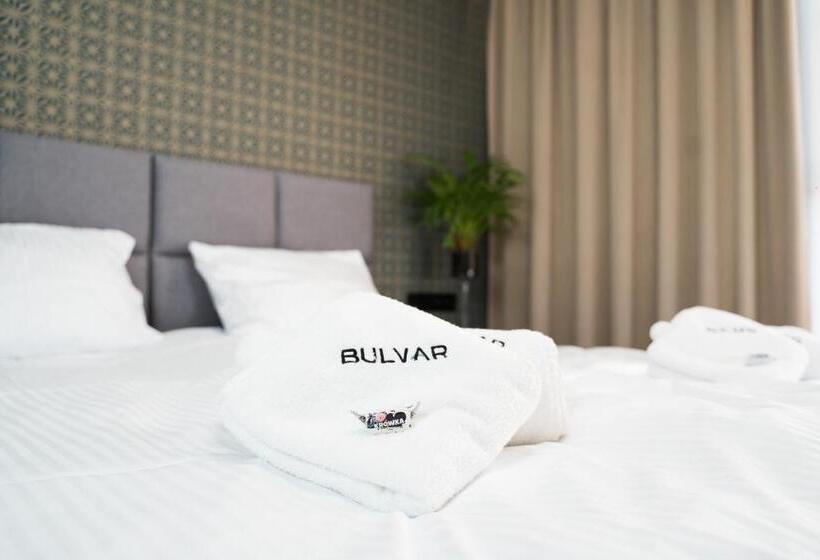 חדר סטנדרט לארבעה, Bulvar