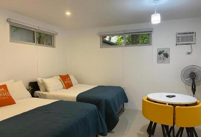 سوییت لوکس, Lopez Beach Resort