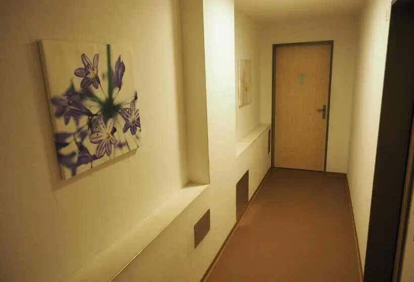 ルームシェアのワンベッド, Tgantieni Sot   Haus Mit Herz