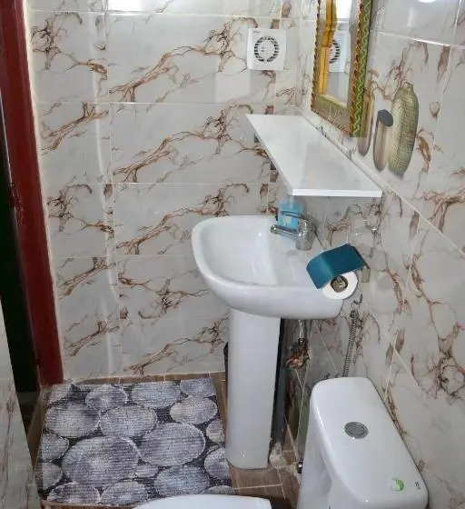اتاق راحتی سه تخته, Dar Enouiina