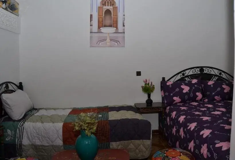 اتاق راحتی سه تخته, Dar Enouiina