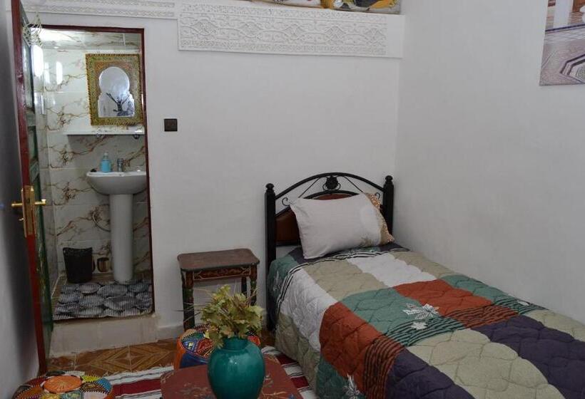 اتاق راحتی سه تخته, Dar Enouiina