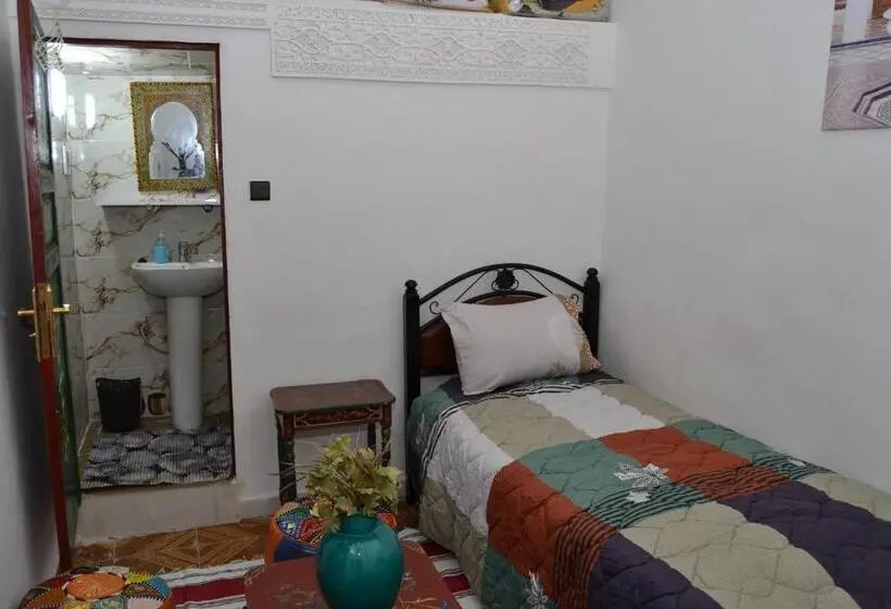 اتاق راحتی سه تخته, Dar Enouiina