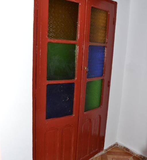 اتاق لوکس, Dar Enouiina