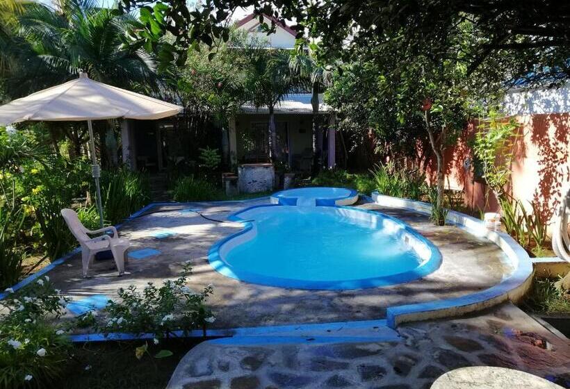 استودیو استاندارد با چشمانداز استخر, Les Varangues Rodrigues