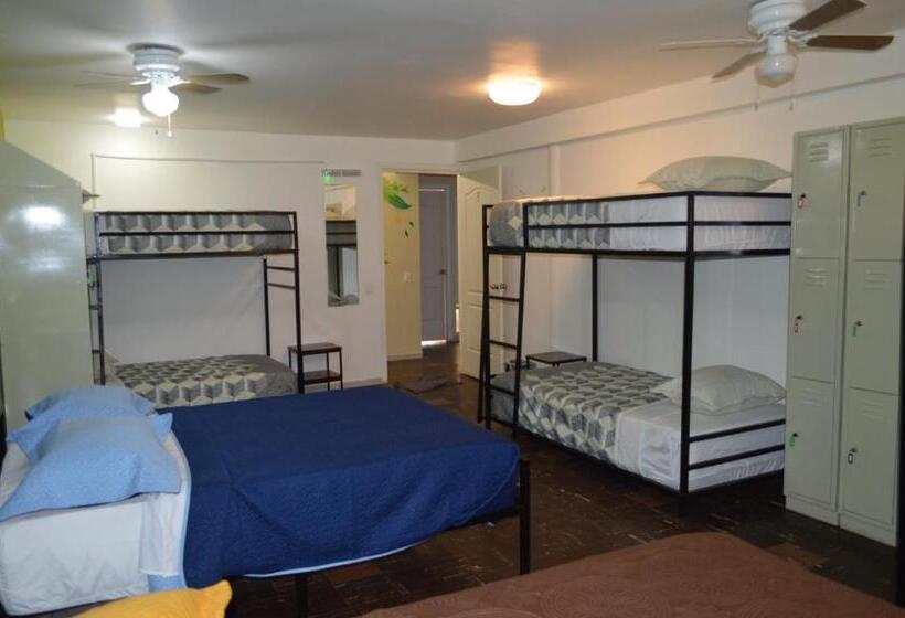 تختخواب در اتاق مشترک, De Los Reyes Hostal