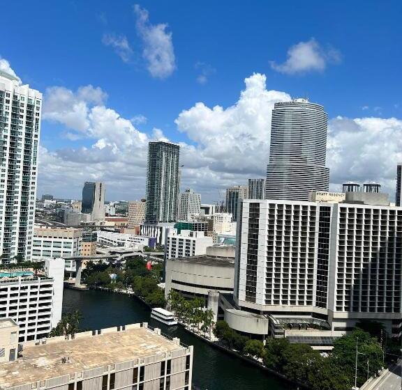 标准工作室带阳台, Icon Brickell W Residences