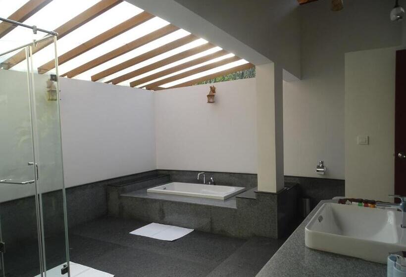 Номер Deluxe, John S Farm And Home