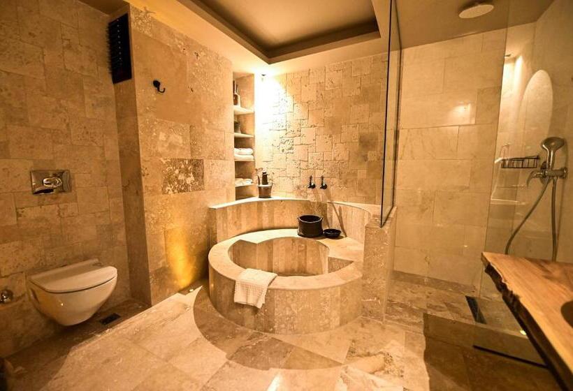 デラックススタジオ, Louis Cappadocia