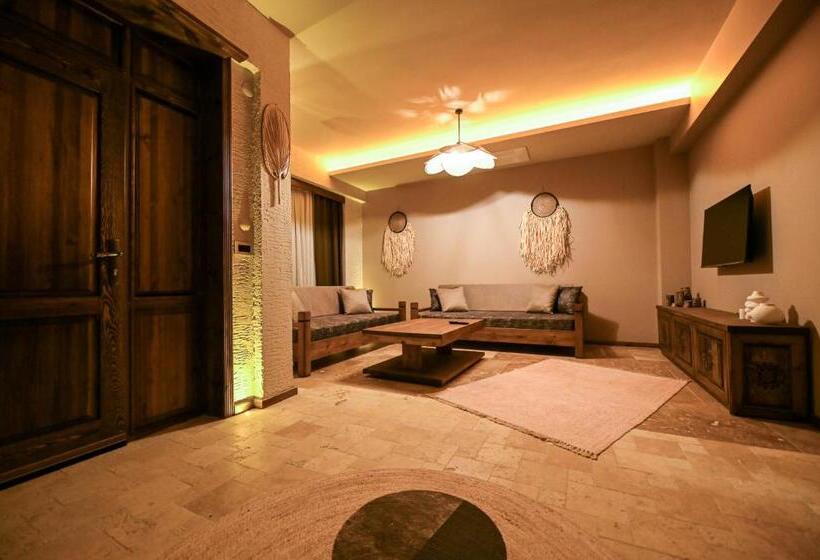 デラックススタジオ, Louis Cappadocia