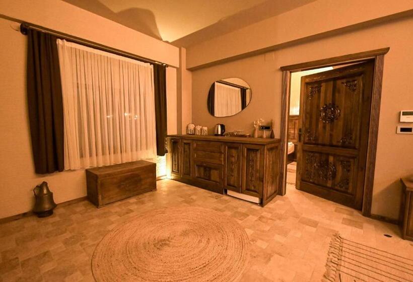 デラックススイート, Louis Cappadocia