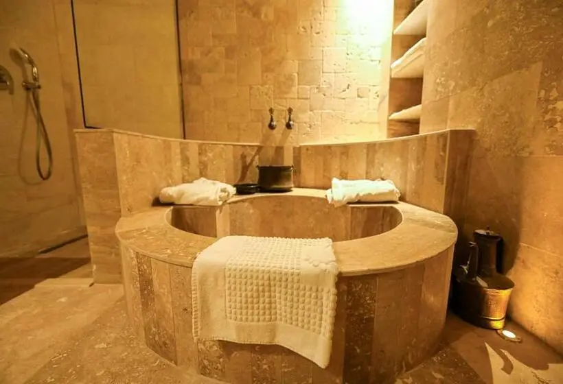 Sviitti King-vuode, Louis Cappadocia
