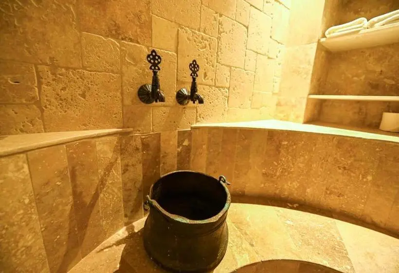 Sviitti Parveke, Louis Cappadocia