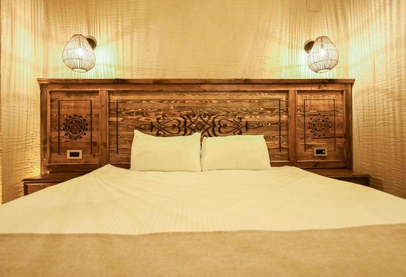 ファミリーステューディオ, Louis Cappadocia