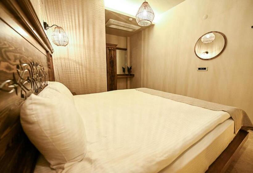 ファミリーステューディオ, Louis Cappadocia