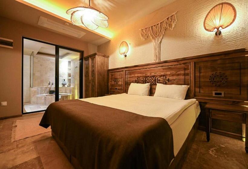 デラックススタジオ, Louis Cappadocia