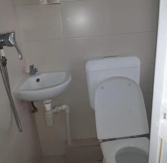 اتاق ساده سه‌ نفره, Aries Guest House
