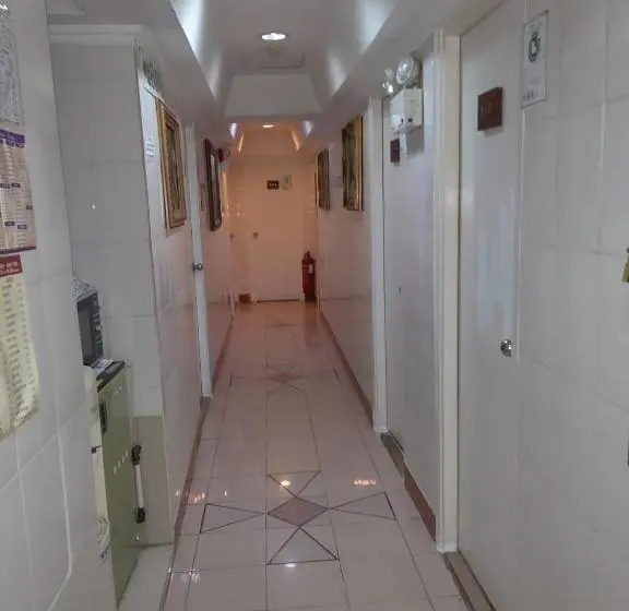اتاق ساده سه‌ نفره, Aries Guest House