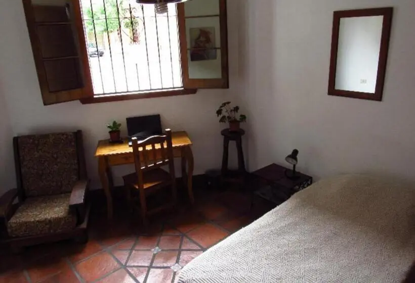 Standard Yhden Hengen Huone, Casa Güemes