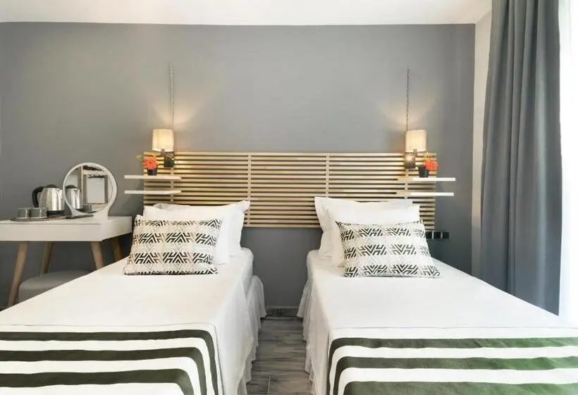 庭の見えるスタンダードトリプルルーム, Villa Lui Hotel Alaçatı