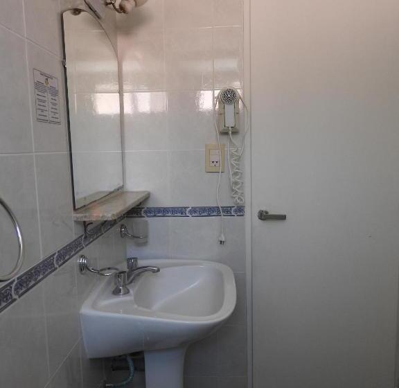 اتاق کلاسیک سه تخته, Tiburones Club