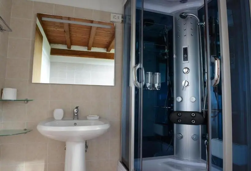 Standard Kolmen Hengen Huone, Villa Pepoli