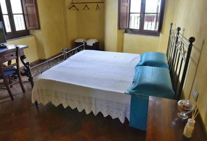 Standard Kolmen Hengen Huone, Villa Pepoli