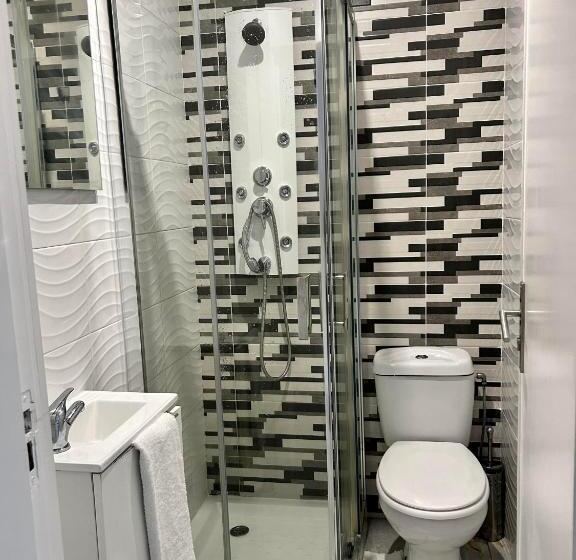 اتاق استاندارد با سرویس بهداشتی مشترک, Moreira Family