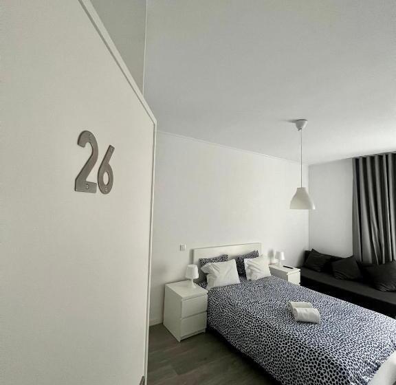 اتاق استاندارد چهارنفره با سرویس بهداشتی مشترک, Moreira Family