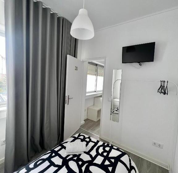 اتاق استاندارد یک تخته با سرویس بهداشتی مشترک, Moreira Family