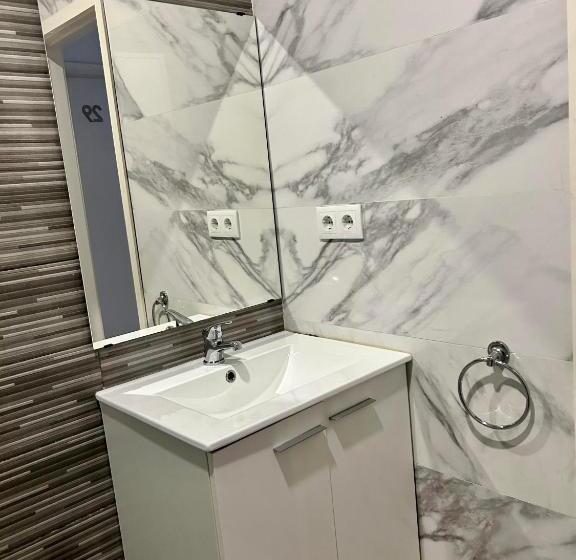 اتاق استاندارد یک تخته با سرویس بهداشتی مشترک, Moreira Family