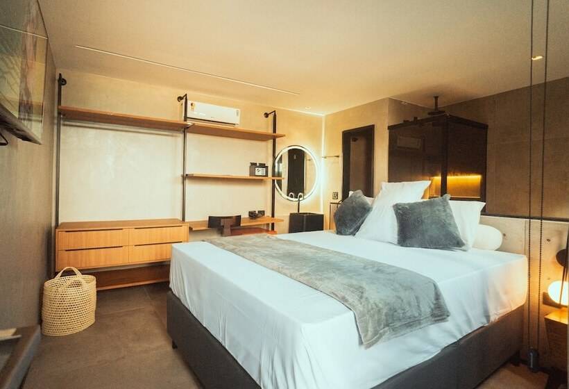 デラックススイート, Marilyn Pousada