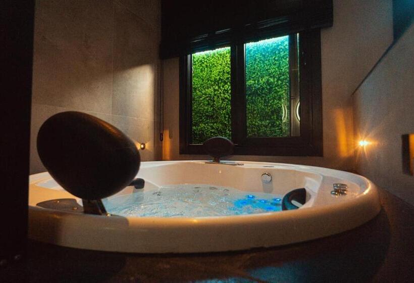 デラックススイート, Marilyn Pousada