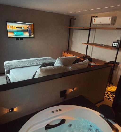 デラックススイート, Marilyn Pousada