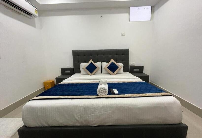 キングサイズベッドのデラックスルーム, Fortune Home Noida