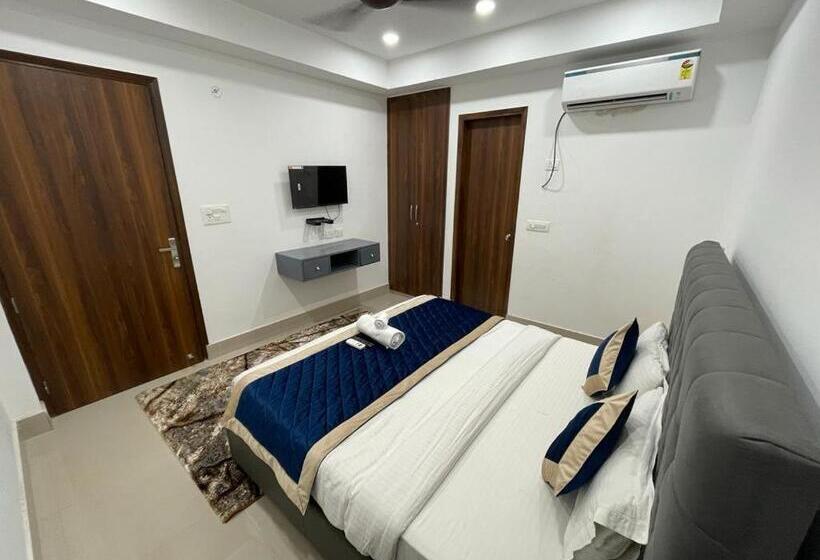 キングサイズベッドのデラックスルーム, Fortune Home Noida