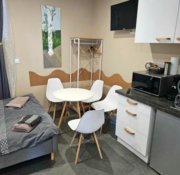 标准间, Studio Montry