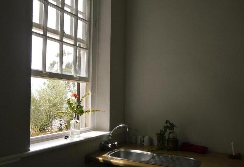 غرفة قياسية رباعية, The Old School